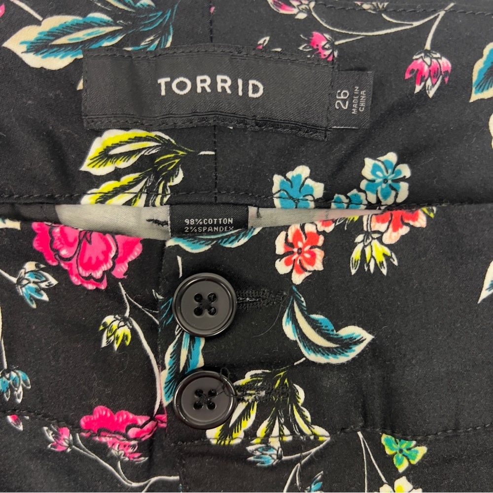 Torrid Floral Sateen Shorts Size 26 - Picture 4 of 7